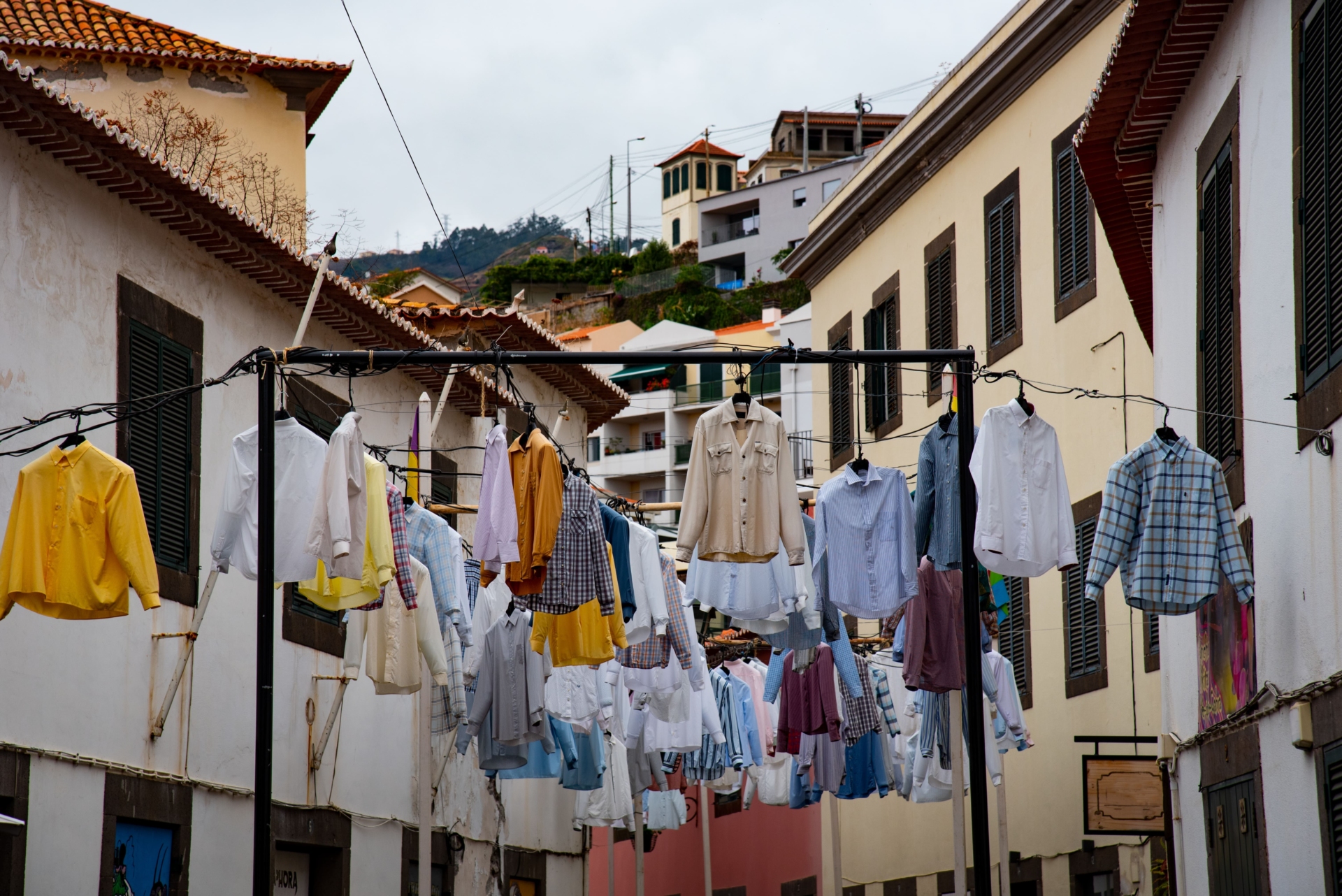 Linge séchant dans les rues de Funchal