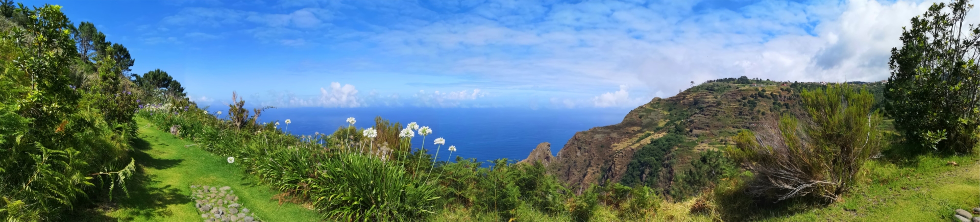 Panorama d'un sentier côtier sur les hauteurs de Madère